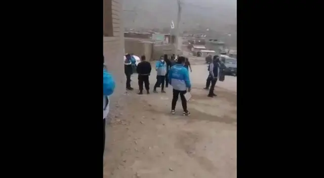 Los afectados dicen que los fiscalizadores les botaron su comida al piso.