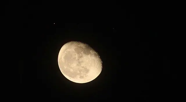 Conoce los detalles sobre este increíble fenómeno astronómico que se verá en Perú y en diversas partes del mundo. Aquí los horarios nocturnos para que no te pierdas el 'beso' entre la Luna y Marte.