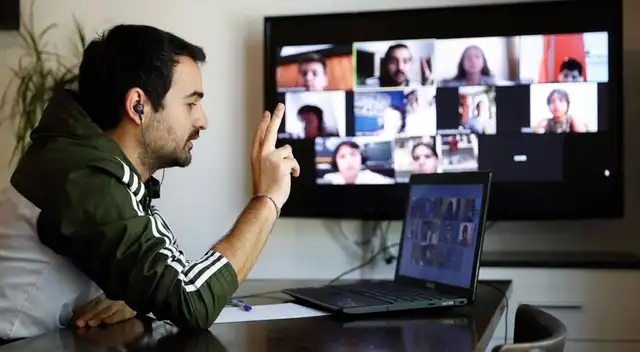 Buscan a profesor mexicano que va a una cabina de internet para dar clases