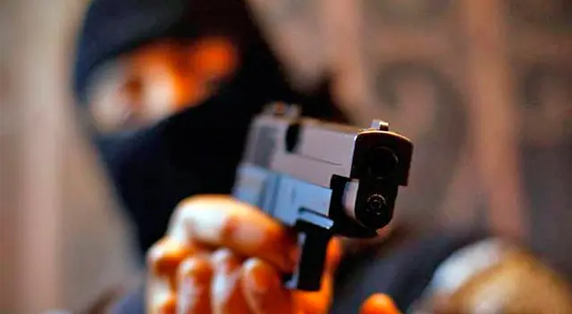 La joven estudiante se llevó el susto de su vida al ser sorprendida por encapuchados. La joven estudiante se llevó el susto de su vida al ser sorprendida por encapuchados.