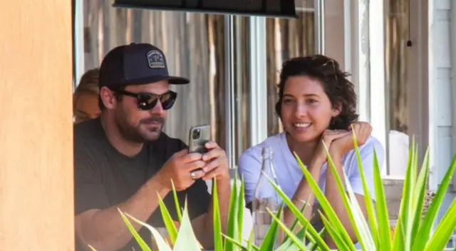 Zac Efron sorprendió al aparecer junto a Vanessa Valladares, una joven que conoció en Australia, y dejaría su hogar en Hollywood por quedarse junto a ella.