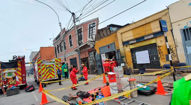 Familiares de albañil piden que lo rescaten y exigen que ingeniero de la obra se haga responsable. Familiares de albañil piden que lo rescaten y exigen que ingeniero de la obra se haga responsable.