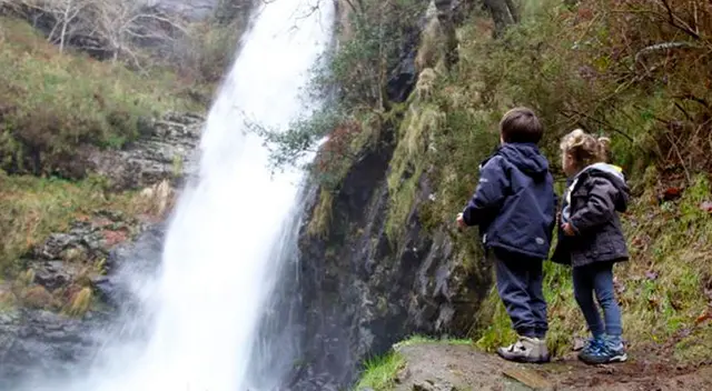 La tierna reacción de una niña al ver por primera vez una cascada