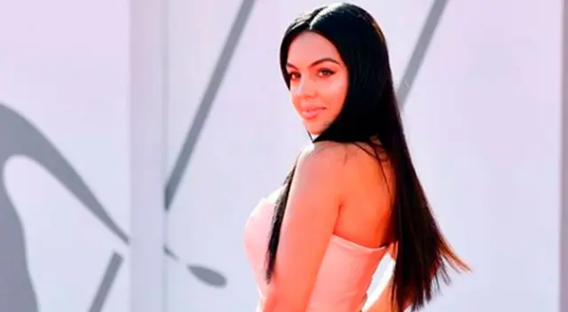 Georgina posa para la prensa en Venecia.