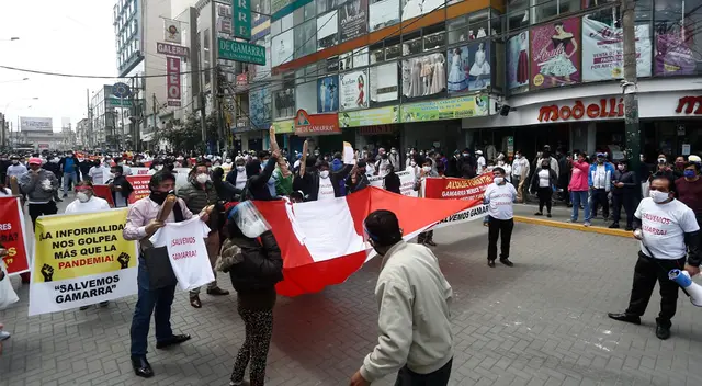 Comerciantes de Gamarra realizan plantón y exigen poder trabajar en sus galerías.
