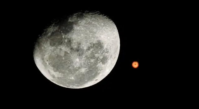 Imágenes del 'beso' entre Marte y la Luna fueron compartidas por miles de usuarios de diferentes partes del mundo. Imágenes del 'beso' entre Marte y la Luna fueron compartidas por miles de usuarios de diferentes partes del mundo.