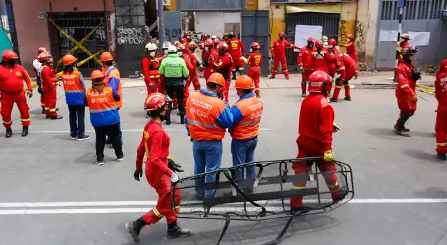 Bomberos especializados en búsqueda de personas y agentes de la Unidad de Rescate de la Policía Nacional lograron recuperar el cadáver del obrero.