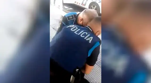 Imágenes del policía reduciendo al menor de edad.