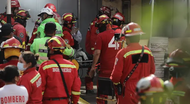 Bomberos hallan el cuerpo sin vida del albañil. Bomberos hallan el cuerpo sin vida del albañil.