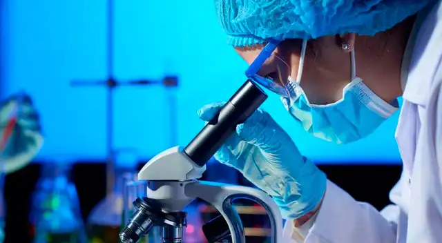 La Universidad de Oxford y Astrazeneca, tuvo que parar sus pruebas clínicas de su vacuna por una reacción adversa del fármaco. La Universidad de Oxford y Astrazeneca, tuvo que parar sus pruebas clínicas de su vacuna por una reacción adversa del fármaco.