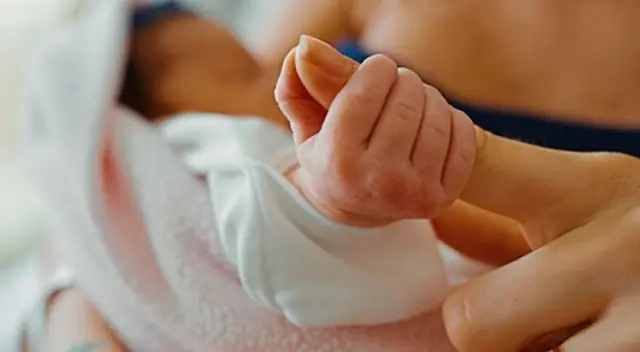 Korina Rivadeneira y Mario Hart disfrutan sus primeros días de padres.