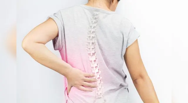 La escoliosis es una curvatura lateral de la columna vertebral que ocurre con mayor frecuencia durante el período de crecimiento anterior a la pubertad.