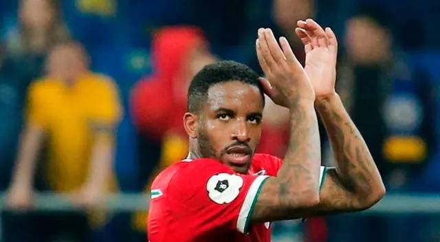 Jefferson Farfán en Instagram impresionó a sus fans al contar que ha comprado más de 10 pares de calzados en una costosa tienda de Lima. Jefferson Farfán en Instagram impresionó a sus fans al contar que ha comprado más de 10 pares de calzados en una costosa tienda de Lima.