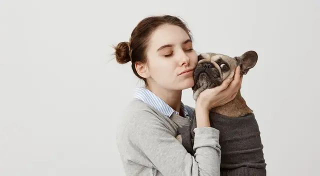 YouTube viral. La menor se encontraba mirando televisión en la sala de su hogar junto a su perro, pero este sintió la llegada del padre de la menor y con ladridos le ‘avisó’ para que no sea descubierta. YouTube viral. La menor se encontraba mirando televisión en la sala de su hogar junto a su perro, pero este sintió la llegada del padre de la menor y con ladridos le ‘avisó’ para que no sea descubierta.