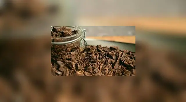 Debe ser marrón muy oscuro y brillante, uniforme, sin ningún tipo de mancha o burbuja.