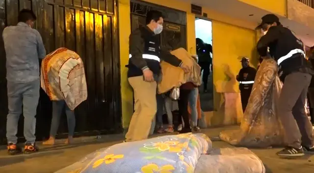 Habían acondicionado habitaciones en un departamento. Habían acondicionado habitaciones en un departamento.