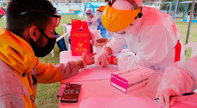 Personal de Salud realizando la toma de pruebas rápidas para despistaje de COVID-19 a mototaxistas. Personal de Salud realizando la toma de pruebas rápidas para despistaje de COVID-19 a mototaxistas.