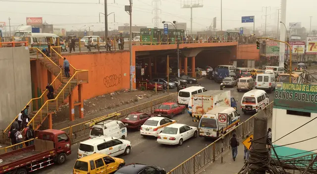 Hombre cayó intentando subir rápido a un bus de transporte público. Hombre cayó intentando subir rápido a un bus de transporte público.