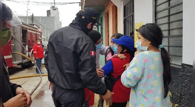 niños jugaban con pirotécnicos y terminan quemando su casa niños jugaban con pirotécnicos y terminan quemando su casa