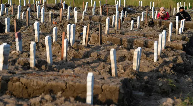 En Indonesia impusieron este castigo para las personas que no utilizan mascarilla. En Indonesia impusieron este castigo para las personas que no utilizan mascarilla.