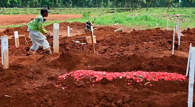 En Indonesia impusieron este castigo para las personas que no utilizan mascarilla. En Indonesia impusieron este castigo para las personas que no utilizan mascarilla.