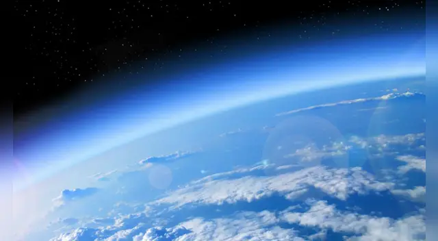 La capa de ozono nos protege de los rayos ultravioletas del sol.