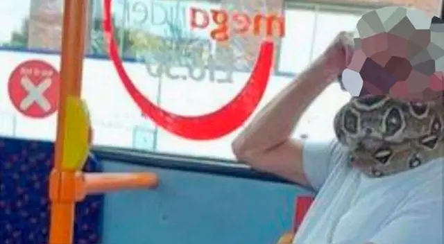El hombre subió al bus con una serpiente enrollada en el cuello.