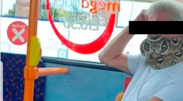 El hombre subió al bus con una serpiente enrollada en el cuello.