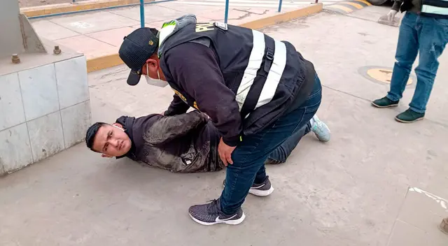 En principio eran cuatro las personas que disponían a perpetrar el ilícito, pero uno se dio a la fuga y este habría sido el conductor del vehículo que los ayudaría a escapar del lugar.