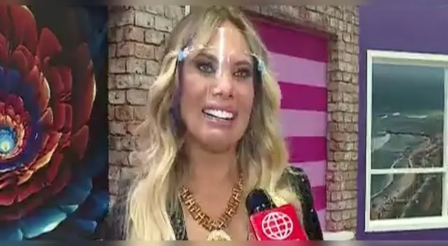 Laura Huarcayo estuvo de invitada en En boca de todos y se unió momentaneamente a la conducción junto a Tula Rodríguez, Ricardo Rondón y Carloncho. Laura Huarcayo estuvo de invitada en En boca de todos y se unió momentaneamente a la conducción junto a Tula Rodríguez, Ricardo Rondón y Carloncho.