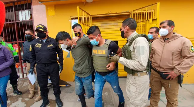 Ambos sujetos fueron trasladados hasta la Depincri del distrito para continuar con las investigaciones.