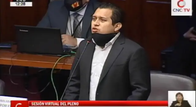 El congresista José Luna participó de la sesión sobre la posible vacancia de Martín Vizcarra y sorprendió al utilizar la mascarilla bajo la boca.