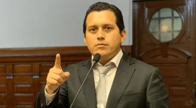El congresista José Luna participó de la sesión sobre la posible vacancia de Martín Vizcarra y sorprendió al utilizar la mascarilla bajo la boca.