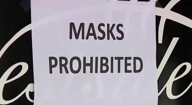 El dueño del bar no permite que sus clientes usen mascarilla.