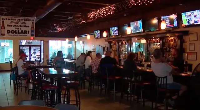 El dueño del bar no permite que sus clientes usen mascarilla.