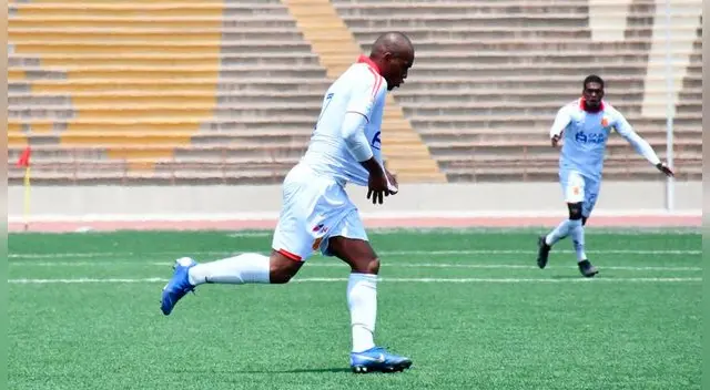Su golazo le costó la expulsión.