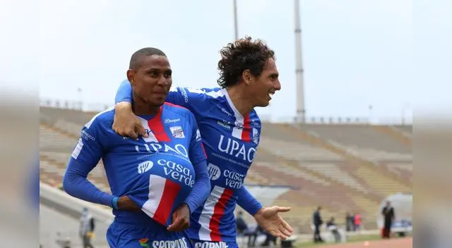Rodríguez festeja su gol de manera peculiar y Fernández se une a los festejos.