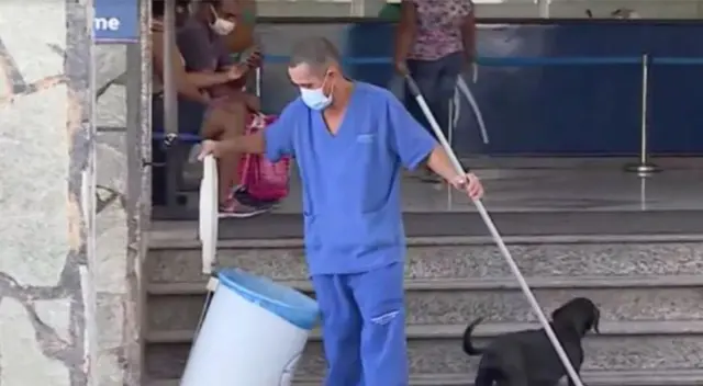 El perrito lleva esperando más de 10 años a su dueño. El perrito lleva esperando más de 10 años a su dueño.