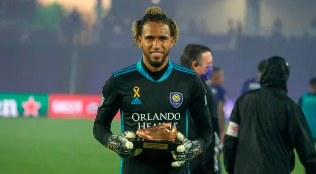 Pedro Gallese con el trofeo a mejor jugador del partido.