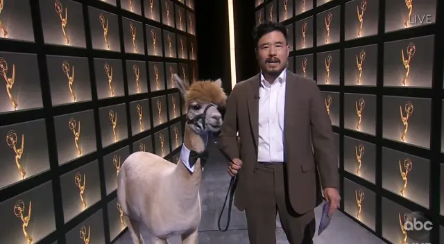 Emmy 2020: Randall Park subió al estrado acompañado de una alpaca Emmy 2020: Randall Park subió al estrado acompañado de una alpaca