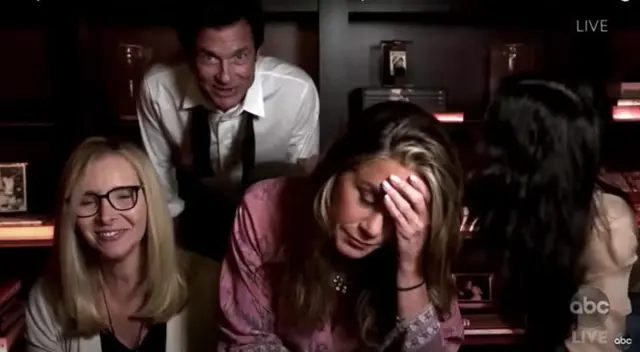 Jennifer Aniston, Courteney Cox y Lisa Kudrow bromearon que han estado viviendo juntas desde 1994, cómo los personajes a los que interpretaron en Friends.