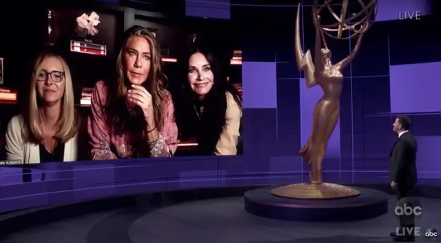 Jennifer Aniston, Courteney Cox y Lisa Kudrow bromearon que han estado viviendo juntas desde 1994, cómo los personajes a los que interpretaron en Friends.