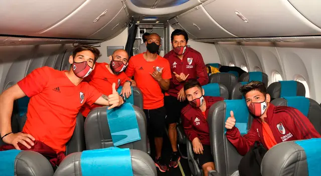 River se subió al avión y aterriza en Lima en la tarde. River se subió al avión y aterriza en Lima en la tarde.