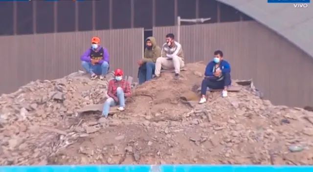 Hinchas miran gratis el partido. Hinchas miran gratis el partido.