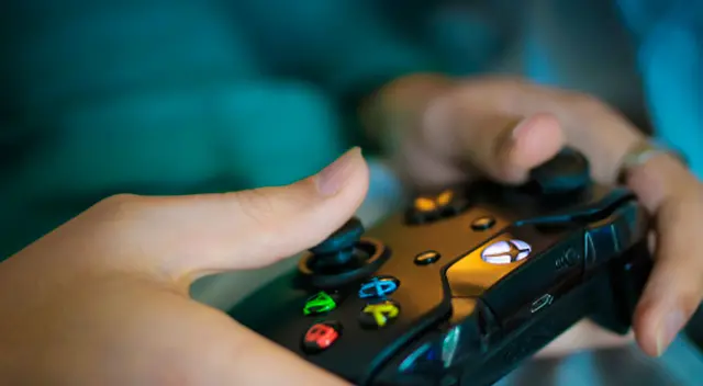 Padre destruyó el Xbox One de sus hijos porque no limpiaron sus cuartos Padre destruyó el Xbox One de sus hijos porque no limpiaron sus cuartos