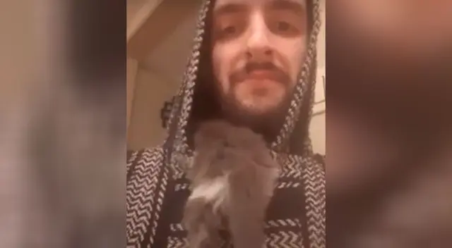 Tierno gatito se rehúsa a separarse del hombre que lo rescató