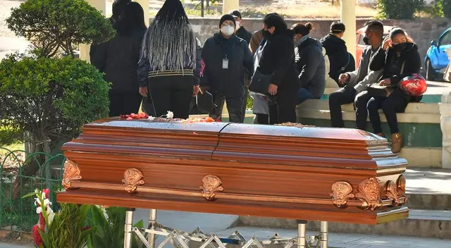 Bolivia reabre su cementerio para los familiares de fallecidos por COVID-19.