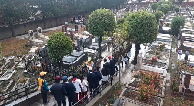 Bolivia reabre su cementerio para los familiares de fallecidos por COVID-19.