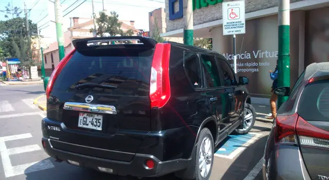 Pese a que la Ley 28084 garantiza el estacionamiento para personas discapacitadas, el conductor de este vehículo perteneciente al BCR decidió no respetarlo. Pese a que la Ley 28084 garantiza el estacionamiento para personas discapacitadas, el conductor de este vehículo perteneciente al BCR decidió no respetarlo.
