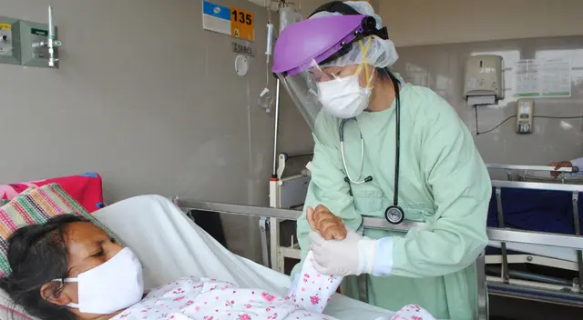 Pacientes COVID-19 reciben terapia de rehabilitación.